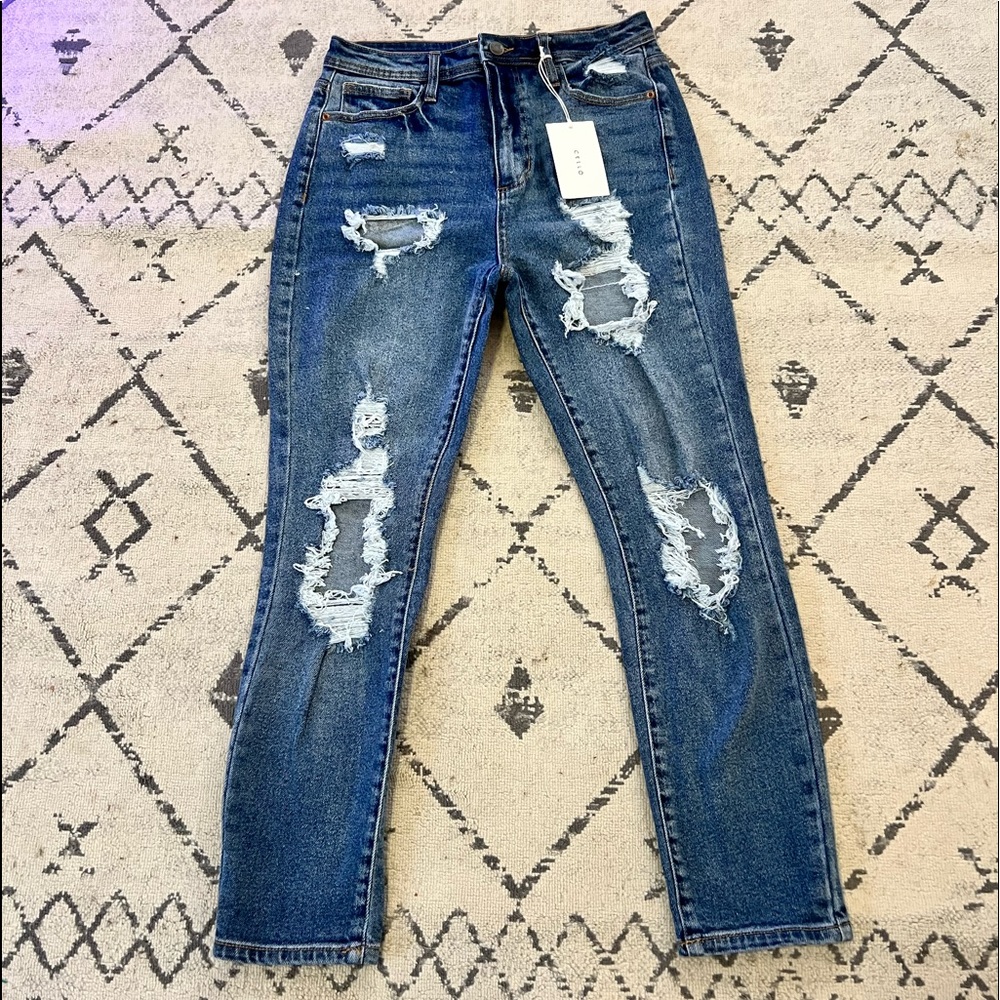 NWT Cello High Waist Distressed Mom Jeans. Size 7